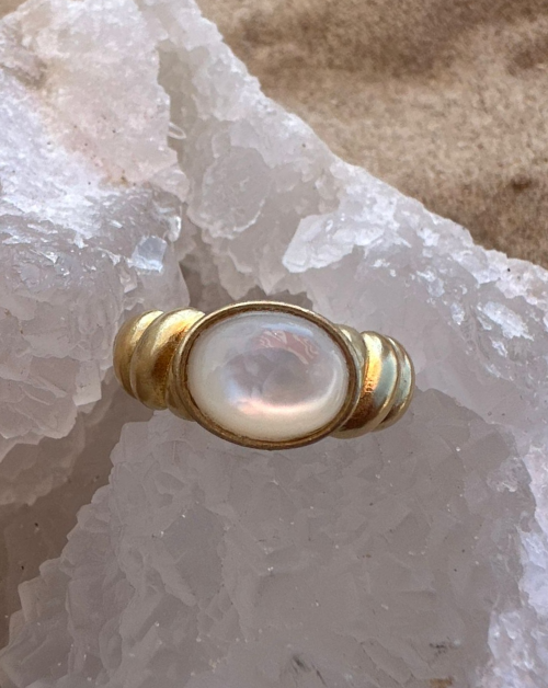 טבעת נויה – אבן חן