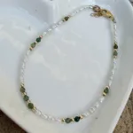צמיד פנינה עדין עם אבני חן ירוקות וחרוזי גולדפילד
