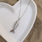 שרשרת כסף דג קטן עין כתומה.